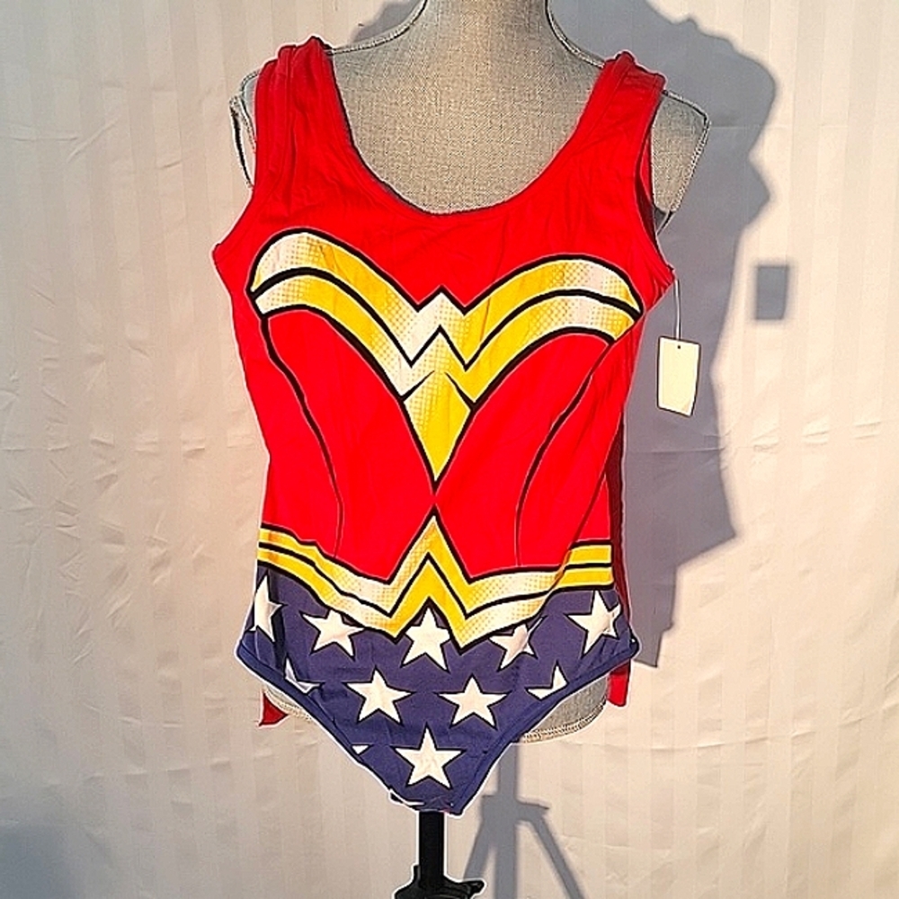 DC Comics Wonder Woman Junior Bodysuit with Attachable Cape Size: XL (15/17) NWT